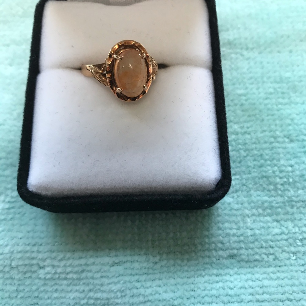 Lovely classic yellow opal ring 🌈